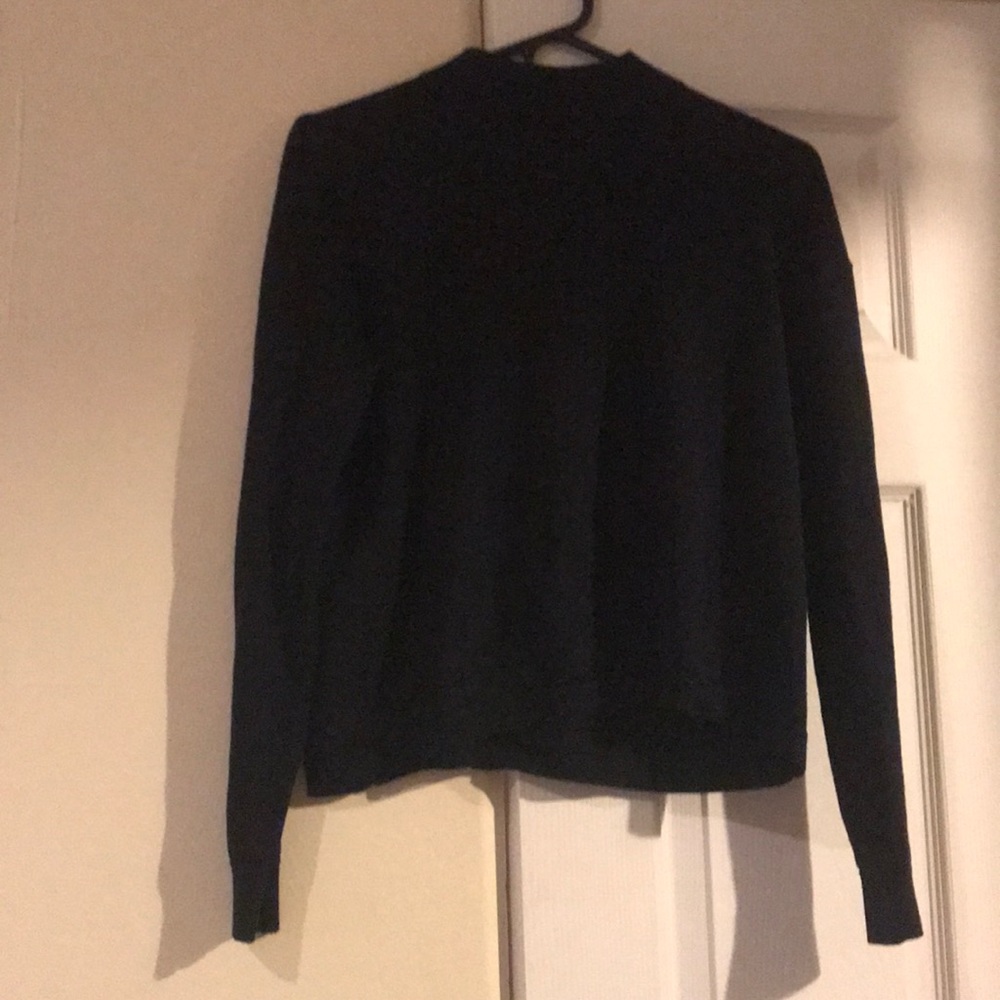 Semi cropped turtle neck, in navy blue.